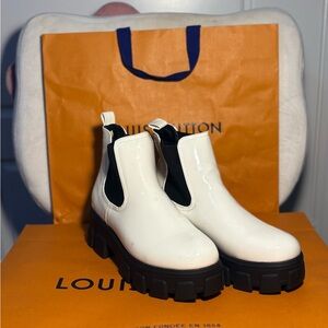 UNIONBAY Women's Glossy Cream Ankle Boots